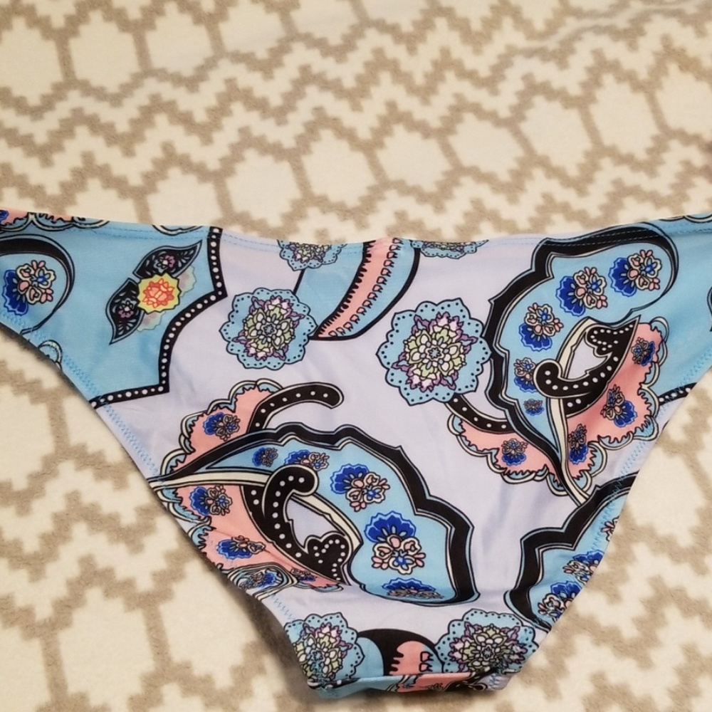 New Bikini - Picture 6 of 7